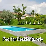 Mit Garten Und Pool In