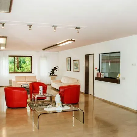 Mit Garten Und Pool In *