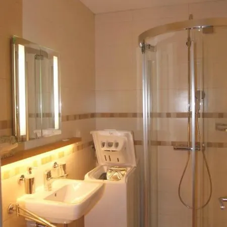 Mit Garten Und Pool In