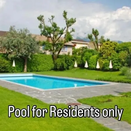 Mit Garten Und Pool In