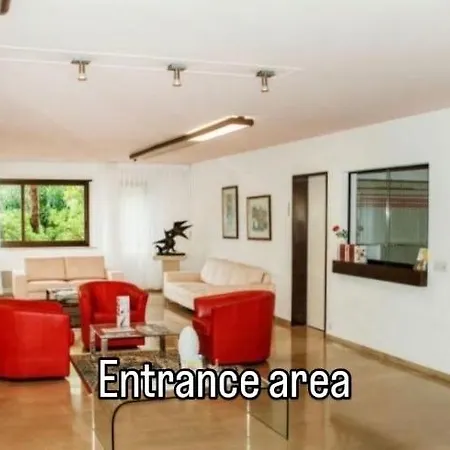 Mit Garten Und Pool In Apartament
