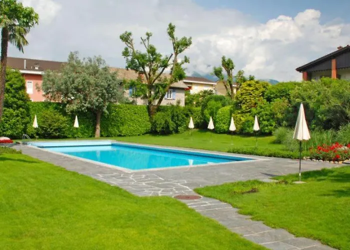 Mit Garten Und Pool In