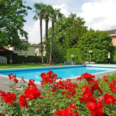 Mit Garten Und Pool In