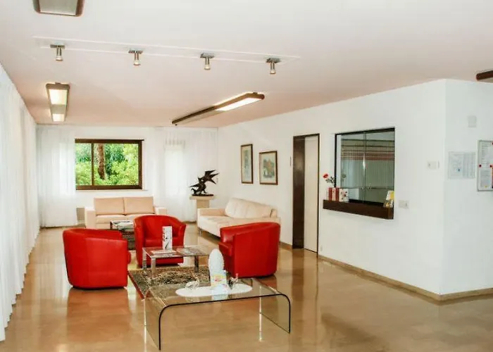 Mit Garten Und Pool In *