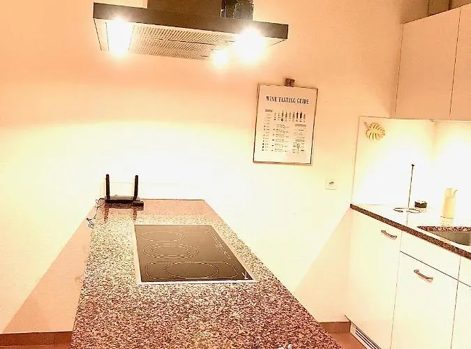 Mit Garten Und Pool In