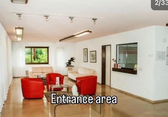 Mit Garten Und Pool In Apartman